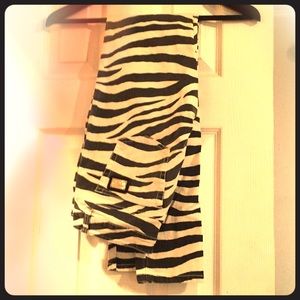 HOT MICHAEL KORS JEANS. SIZE 0. 30” inseam.